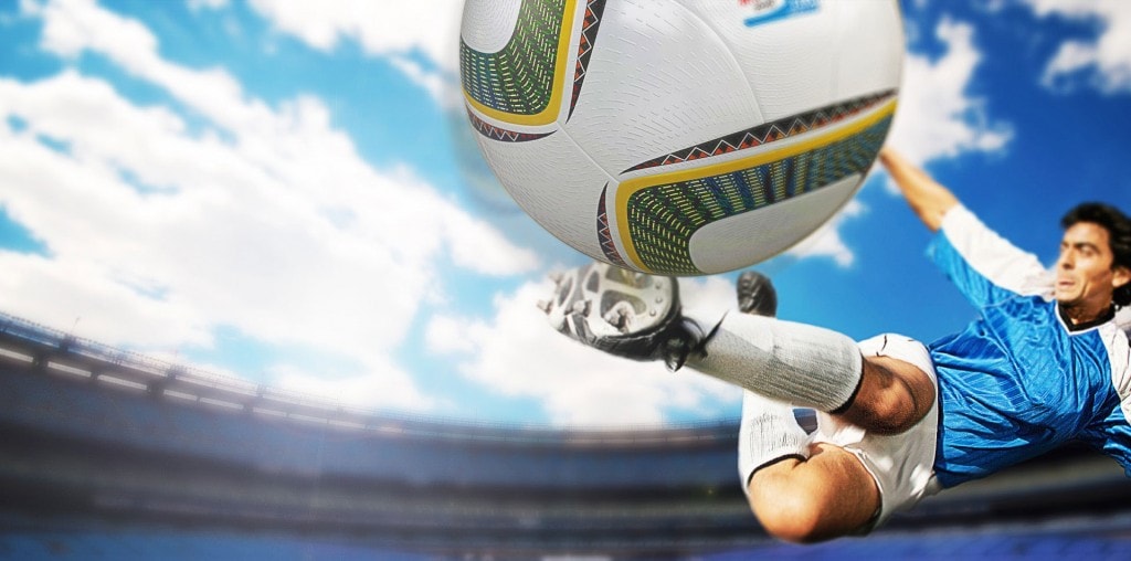 Ein Fußballspieler, der einen Ball schlägt